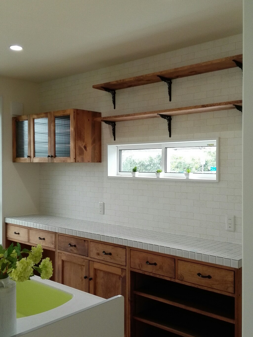水色と白のタイルトップ キッチンカウンター オーダー家具のkinoka
