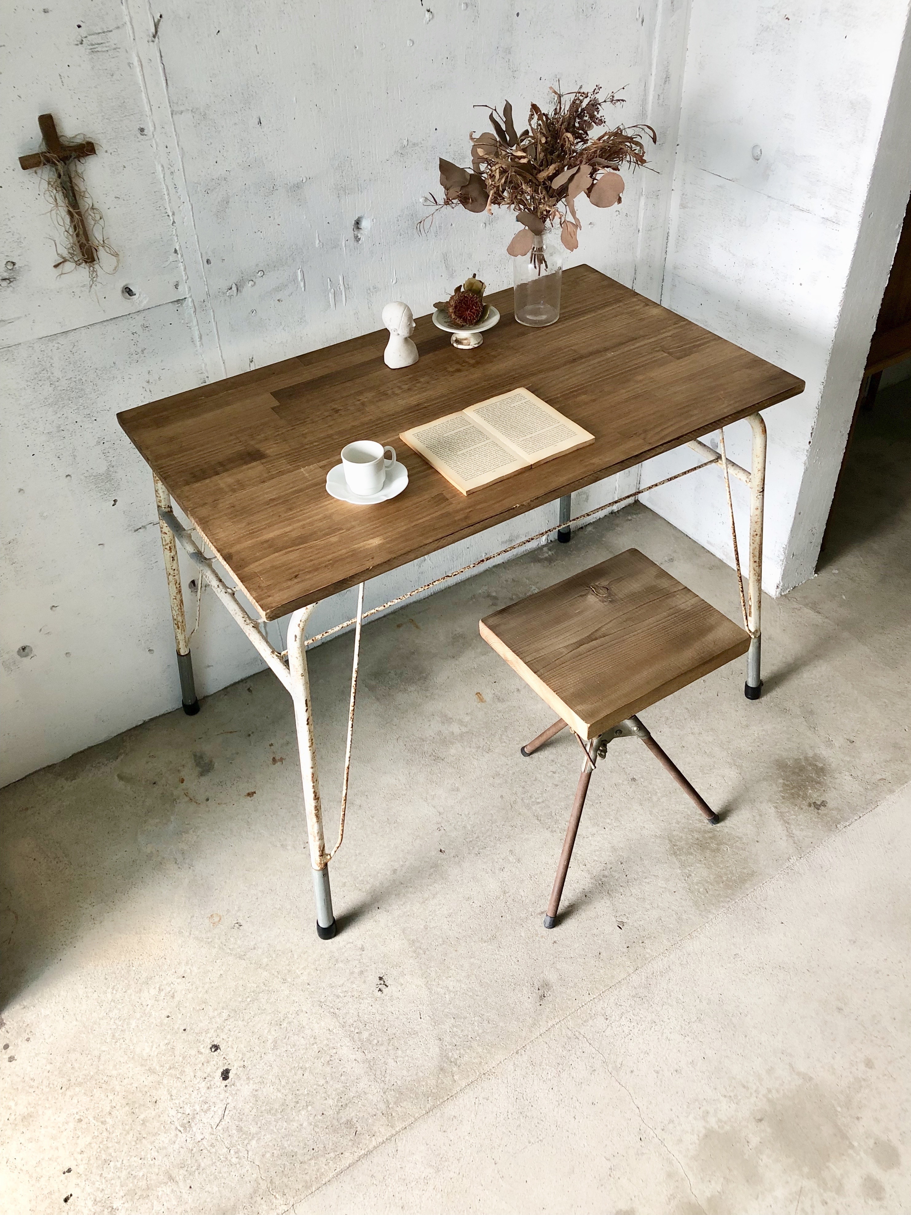 シャビーな白い鉄脚テーブル[古家具] giraffes craft