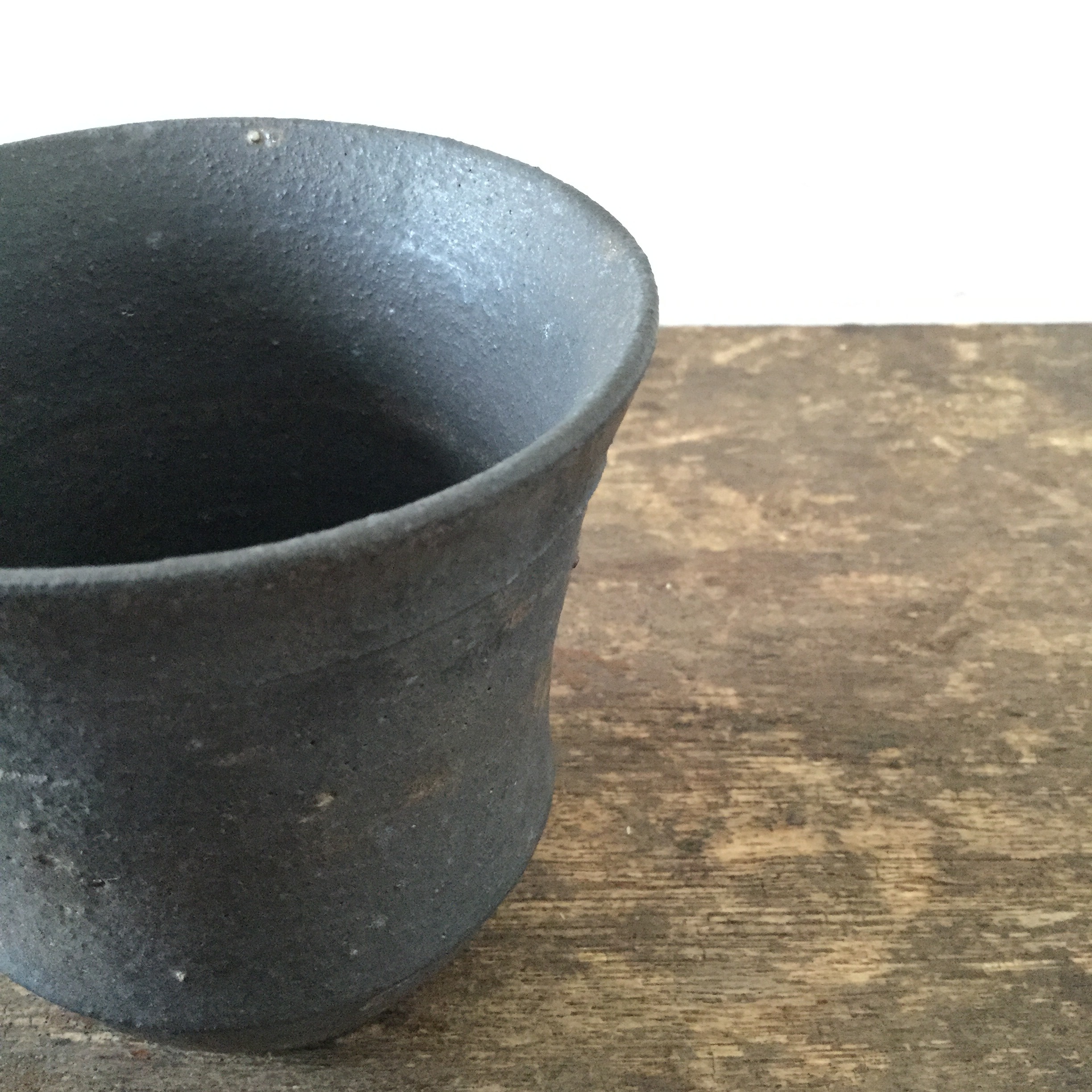 【恵山・小林耶摩人】 カップ 黒釉 φ8.7cm×h9cm - 画像3
