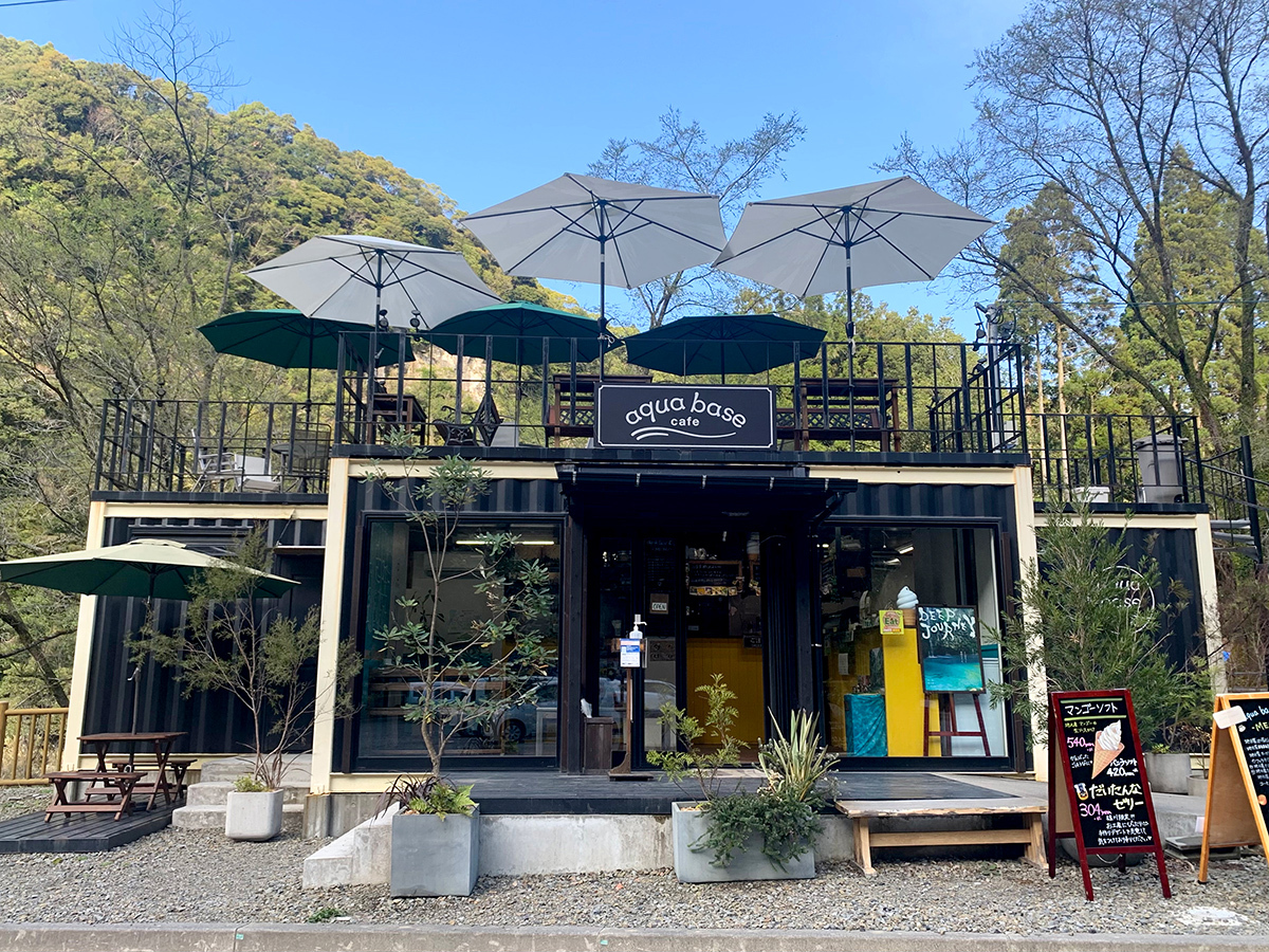 雄川の滝の近くに直営カフェがございます