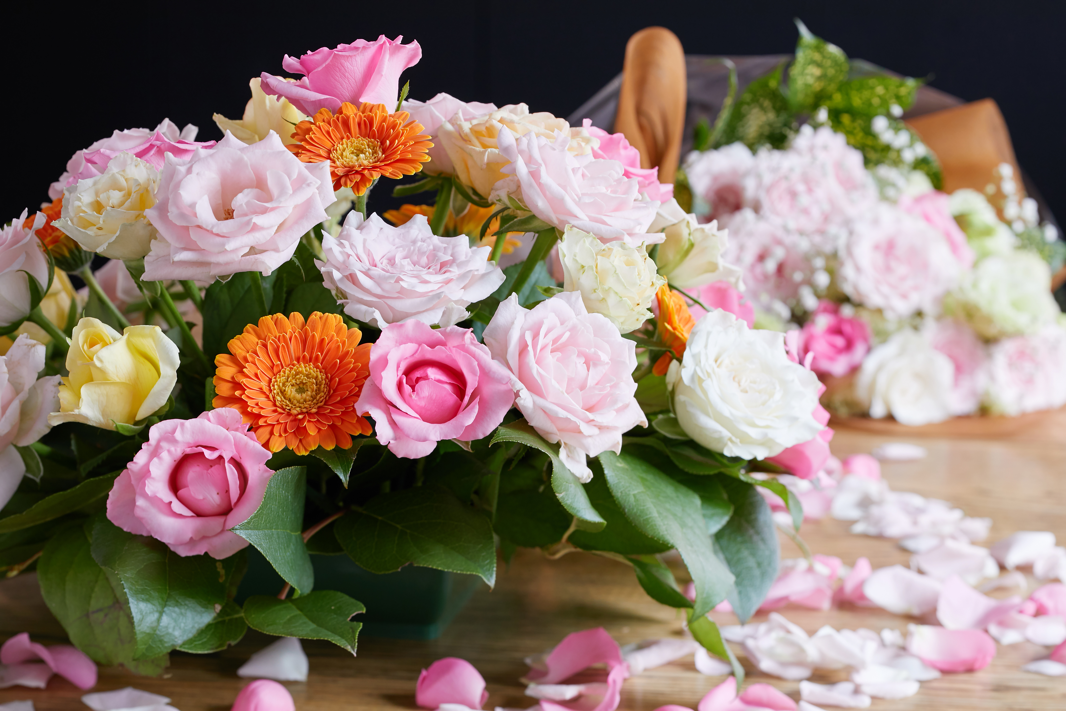 「花ことば」は花を通して喜びと笑顔を生み出すためにオープンしたお店です。
花をなぜ飾るのか、花をなぜ送るのか。
気持ちを考えながら一つ一つ花を紡いでいます。