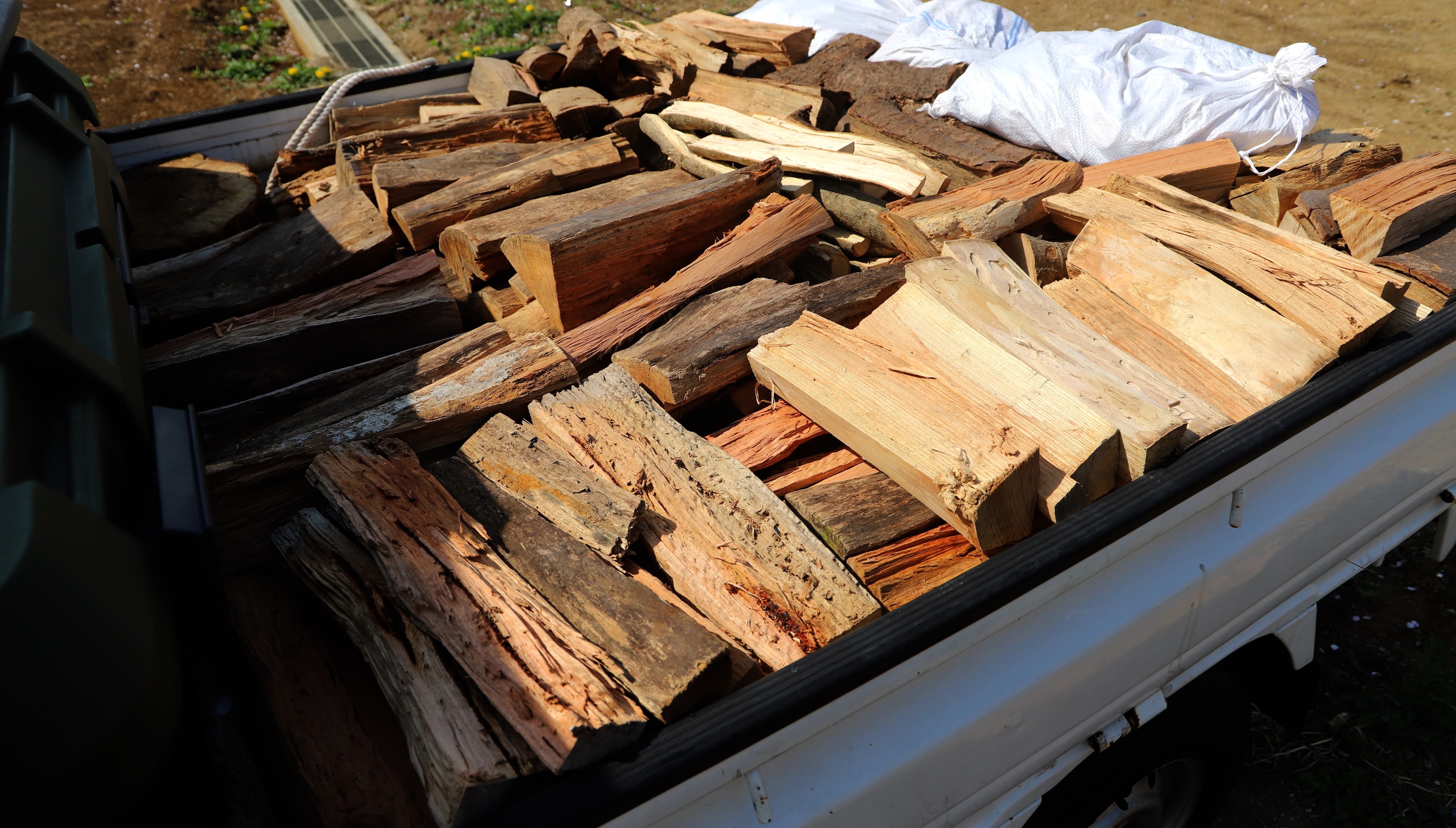 薪の原木、4tダンプカーでドバッと大盛！