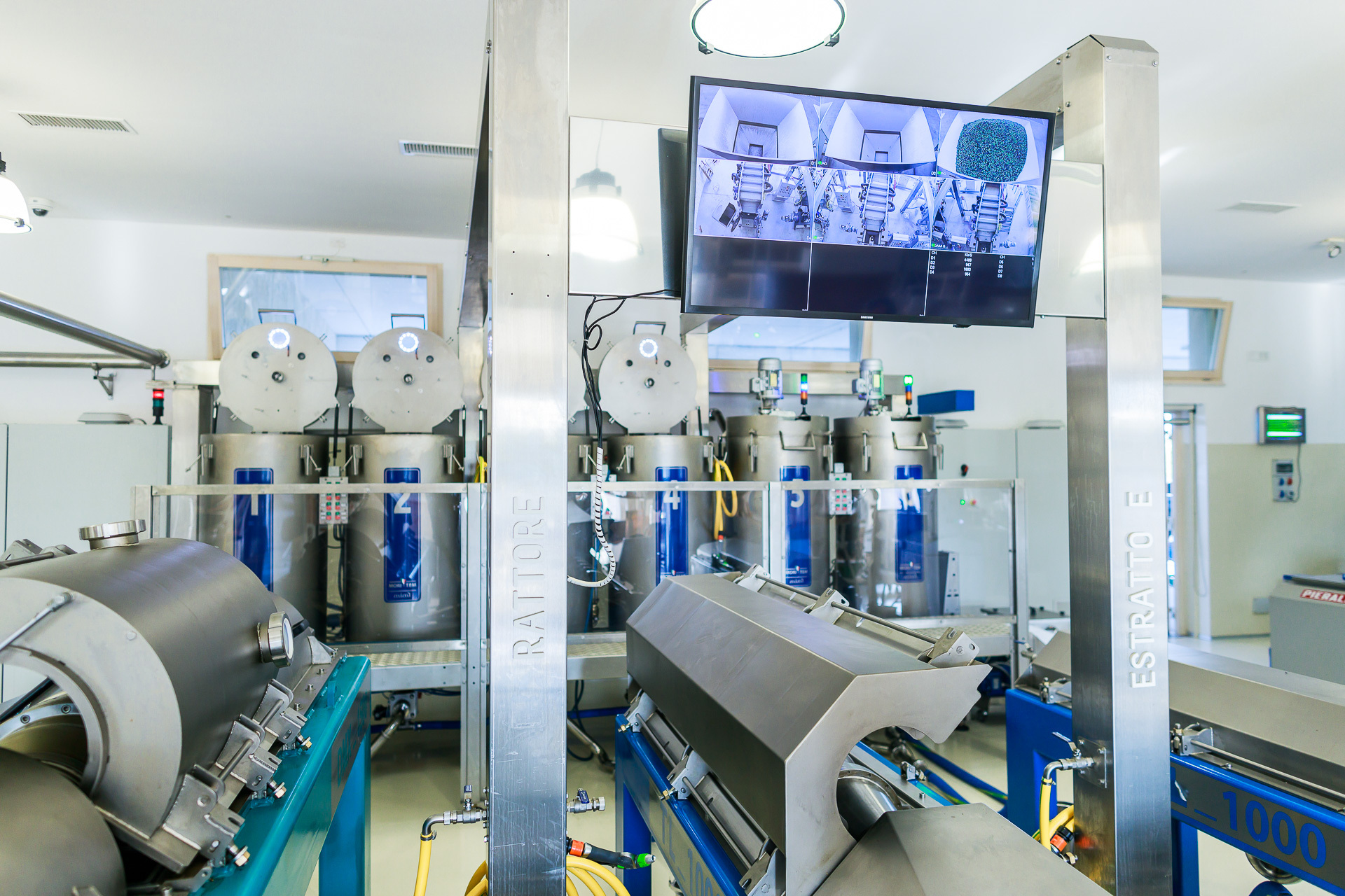 衛生管理が徹底されたイタリア製の搾油機でオイルを抽出します。最新の搾油技術と厳格に温度と時間を管理する事で高品質のエクストラバージンオリーヴオイルを生産する事が可能となります。