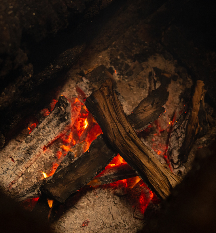 燃やすように燻す。明治15年の創業以来、頑なに守り続けてきた手火山式焙乾製法