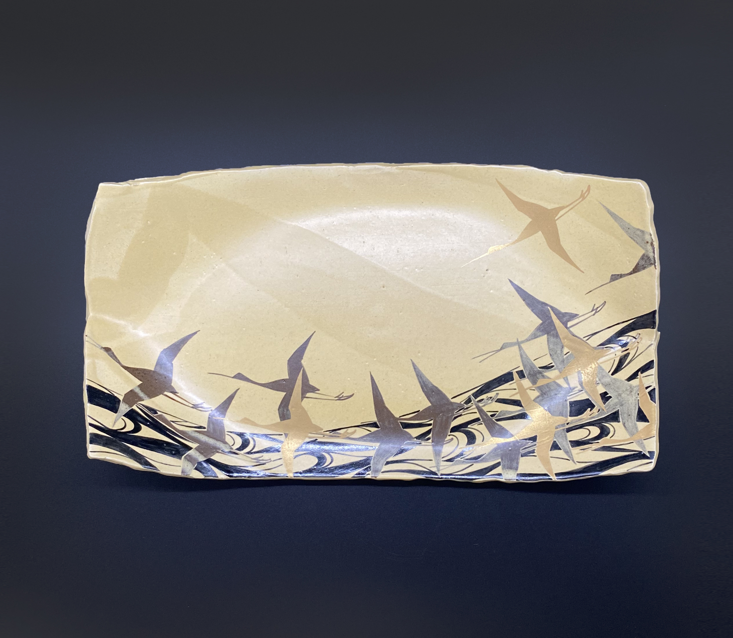 流水に鉄絵と金彩で千羽鶴を描いたダイナミックな画面の長角鉢です