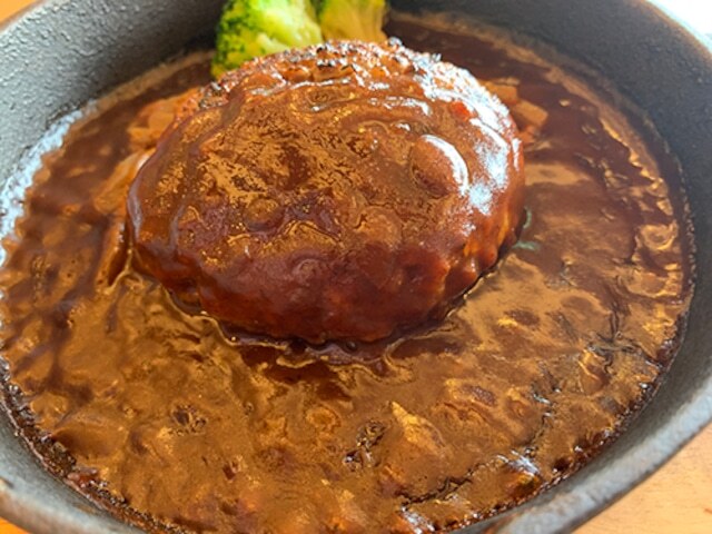 食感に驚き、味わいにトリコ<br>
宮崎のブランド豚・季じょん山豚100％の煮込みハンバーグ