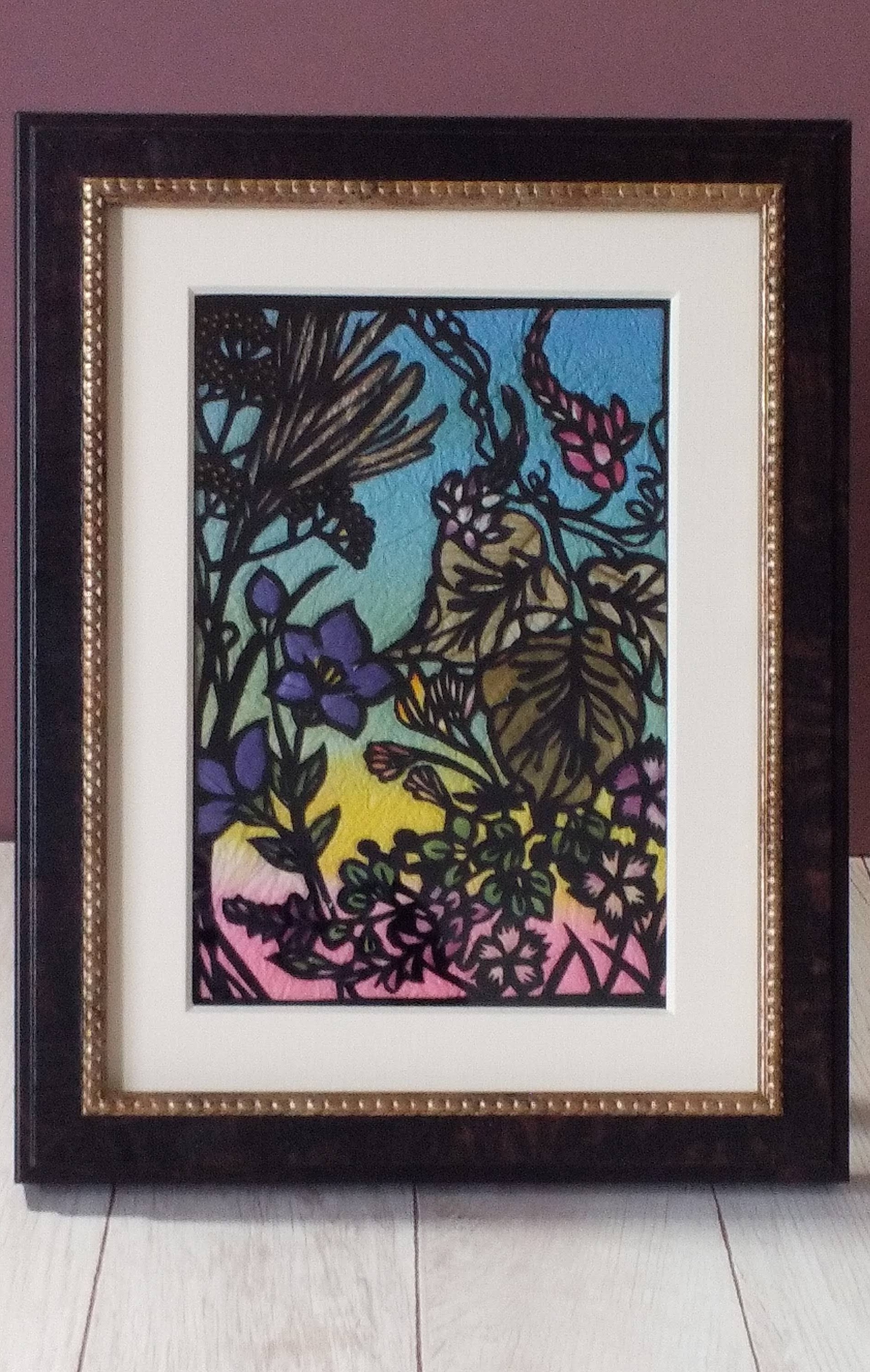 MIYABI のロゴカラー桔梗色からからインスパイアされた本物の桔梗を使用した作品。桔梗は秋の七草であることから小さな額の中に秋の七草を表現しました。