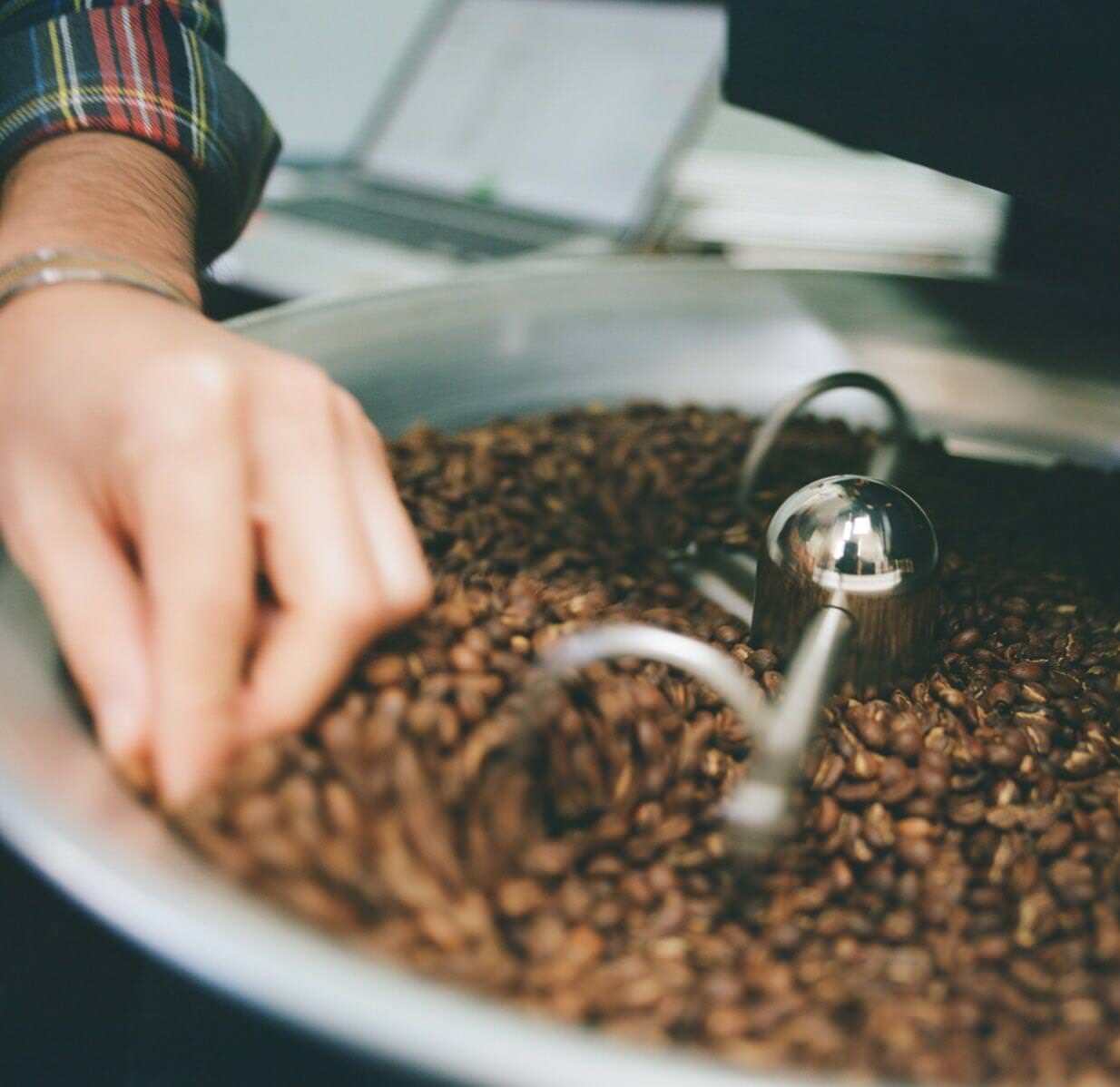 焙煎しているコーヒー豆の写真