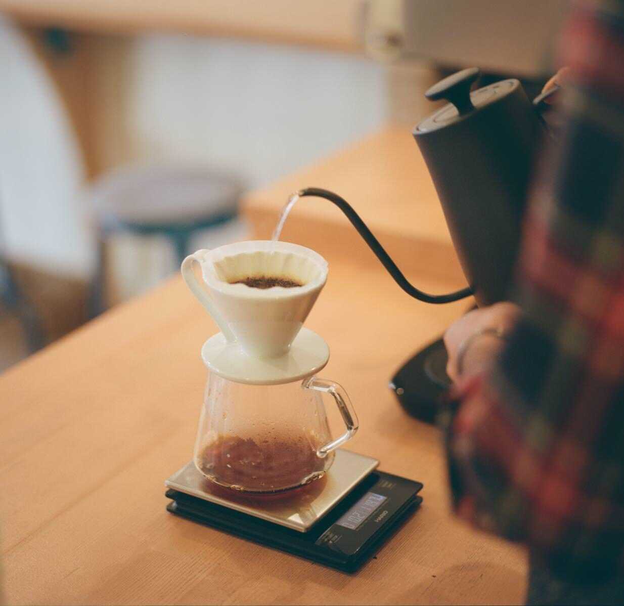 コーヒーを抽出している写真