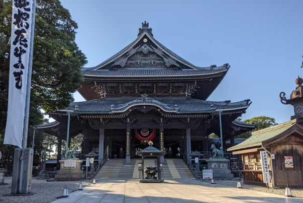当家の菩提寺　妙厳寺(豊川稲荷)
豊川稲荷の鎮守は豊川吨枳尼眞天（とよかわだきにしんてん）という女神様です。そのお姿は稲穂をかついで、白い狐にまたいでおられます。このことから、いつしか「豊川稲荷」という通称が広まったようです。