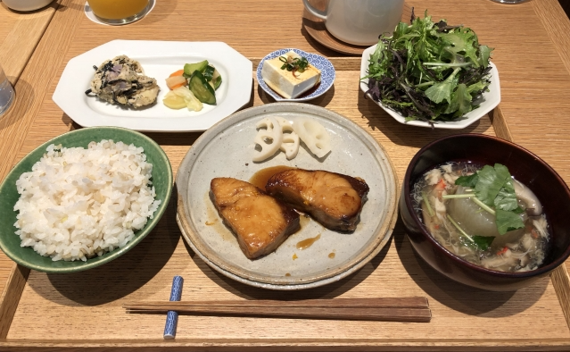 ご飯を中心とした和食は、野菜に含まれている食物繊維や、みそ汁、漬物などの発酵食品など、腸内フローラを活性化する食材で構成されています。腸内フローラの活性化は、自己免疫力の強化につながり、健康な体を維持します。