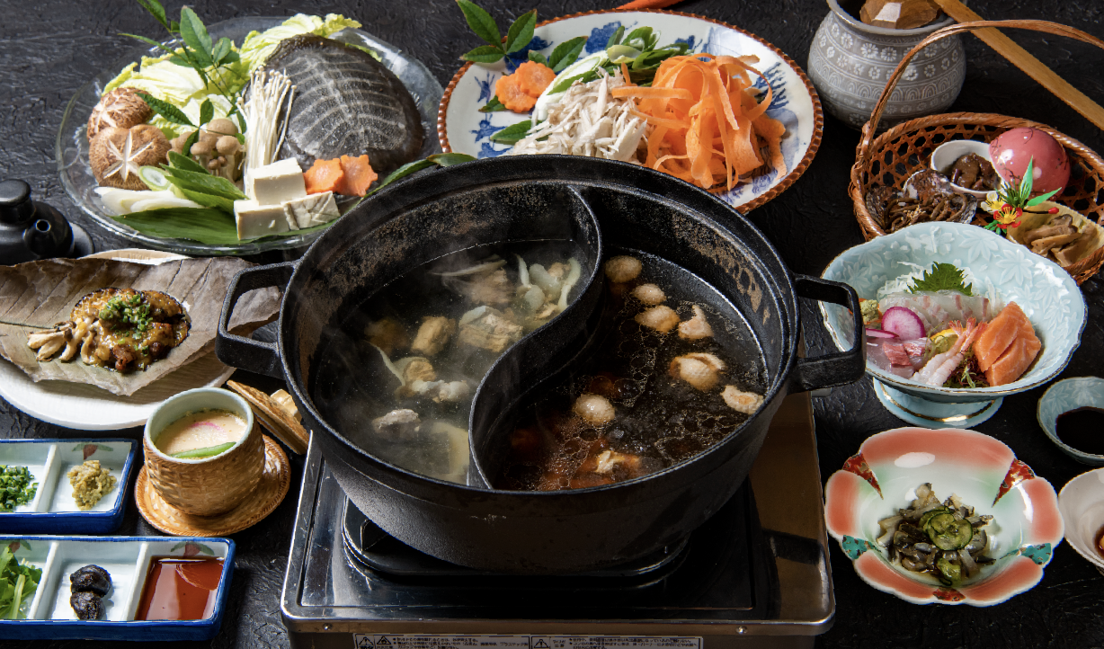 「覇王別姫鍋」
上品な味わいの特製すっぽんスープと
旨味たっぷり合鴨のスープが絶品。
百二十年続く津房館伝統の味。地元安心院の
新鮮な食材を使用した季節に合わせたお料理を添えて…。