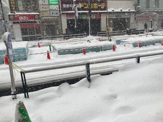 また雪、そんな中雪まつりすすきの会場の準備が始まる