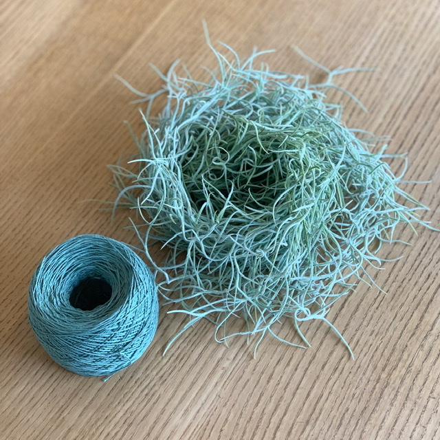 青緑色の綿糸とエアープランツ