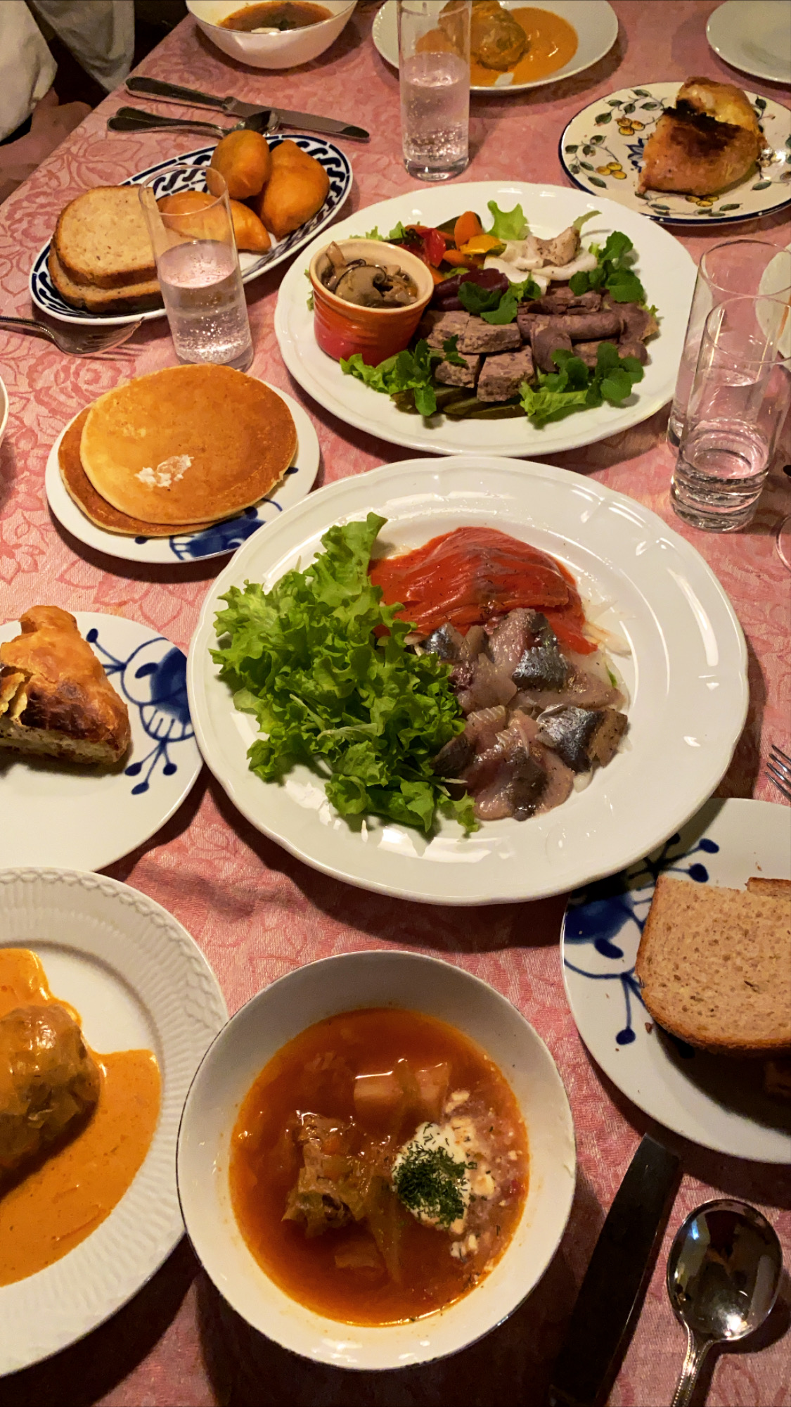 ご家庭でのお食事の様子　前菜盛り合わせ　サーモンとニシンのマリネ　パンケーキ　ピロシキ　ハチャプリ　