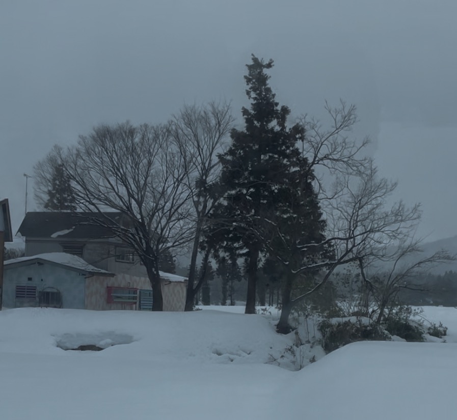 アトリエの周りほ、まだまだ雪景色。