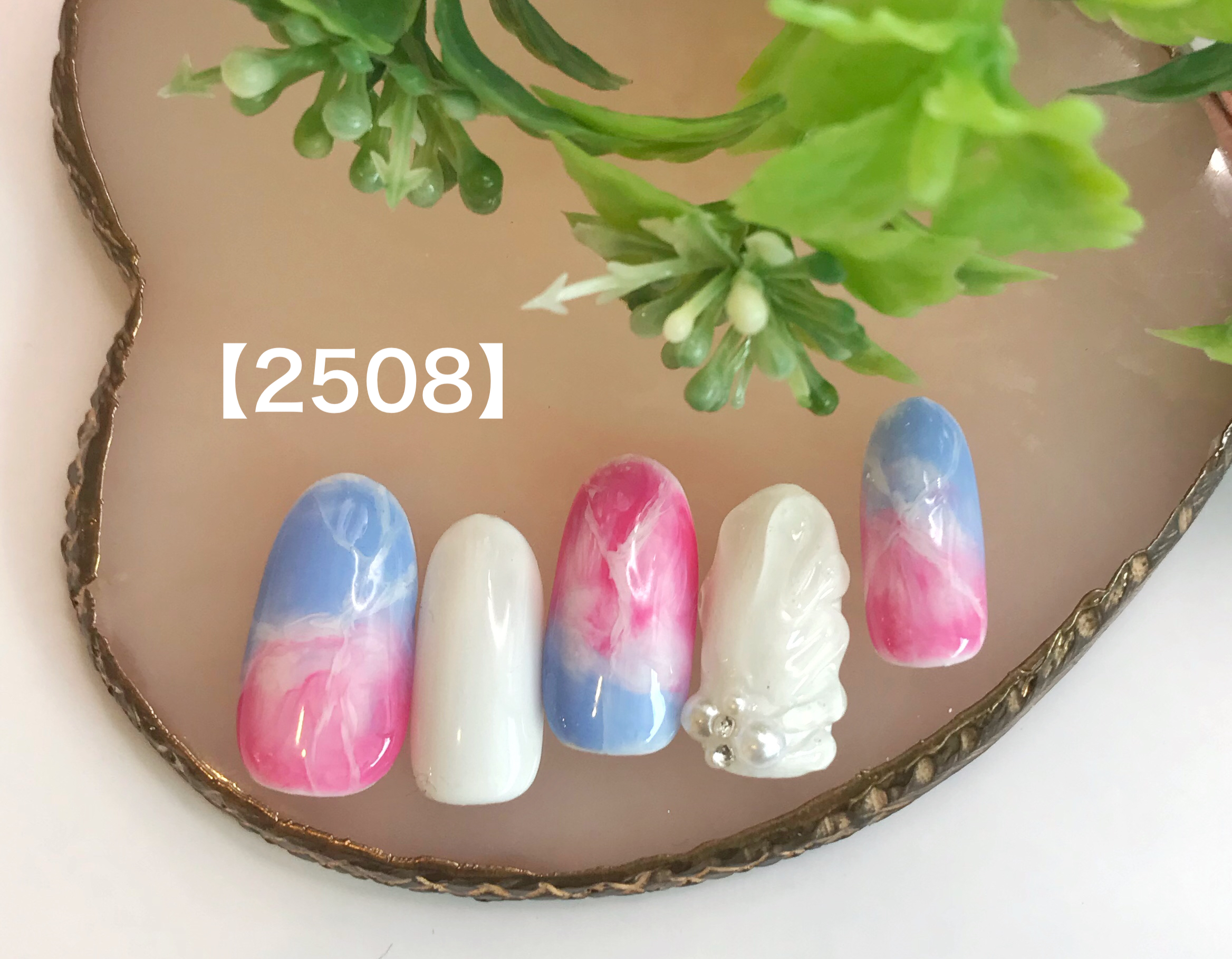 ピンクとブルーのニュアンスネイル