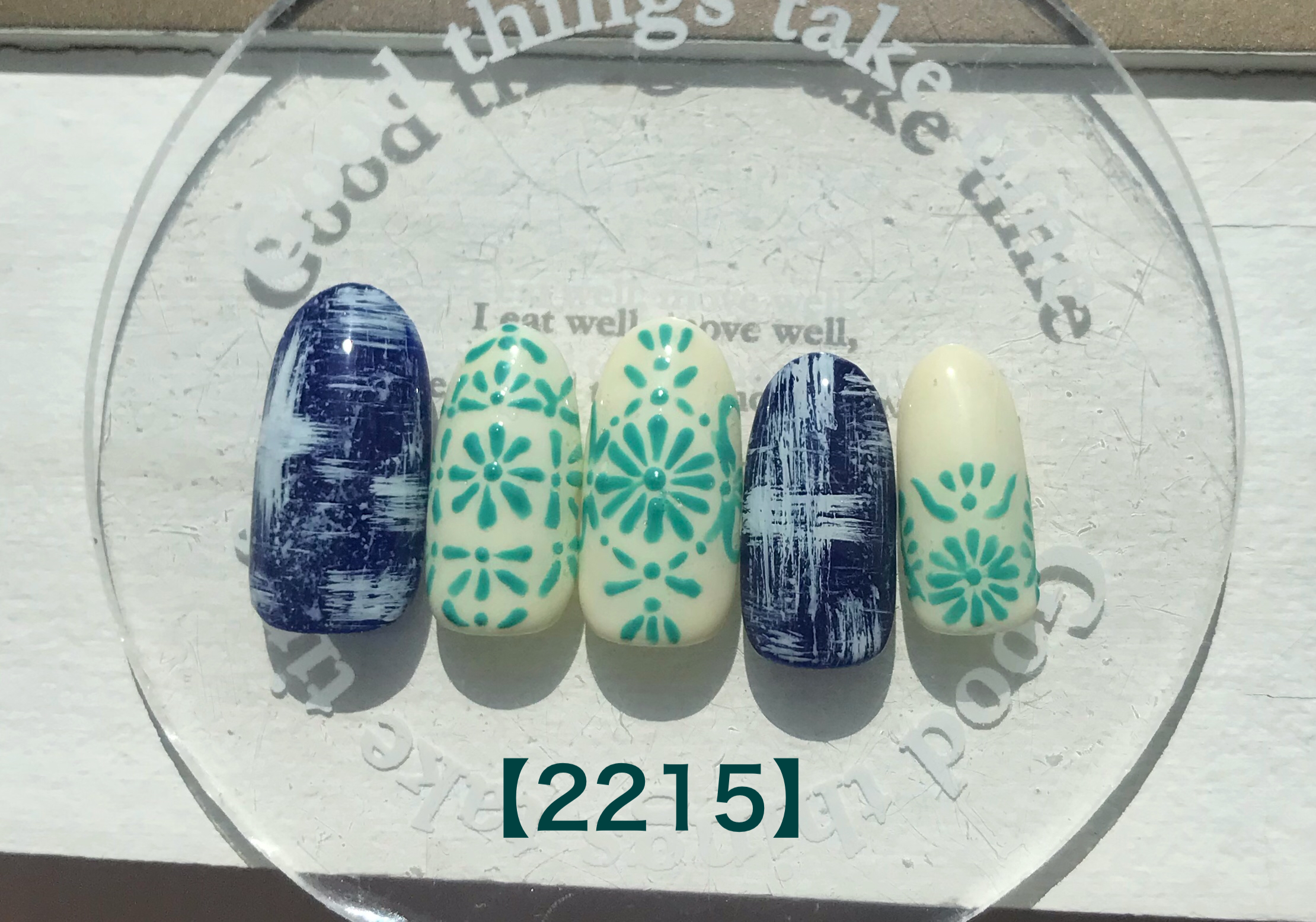 ダメージジーンズとモロッカン風ネイル