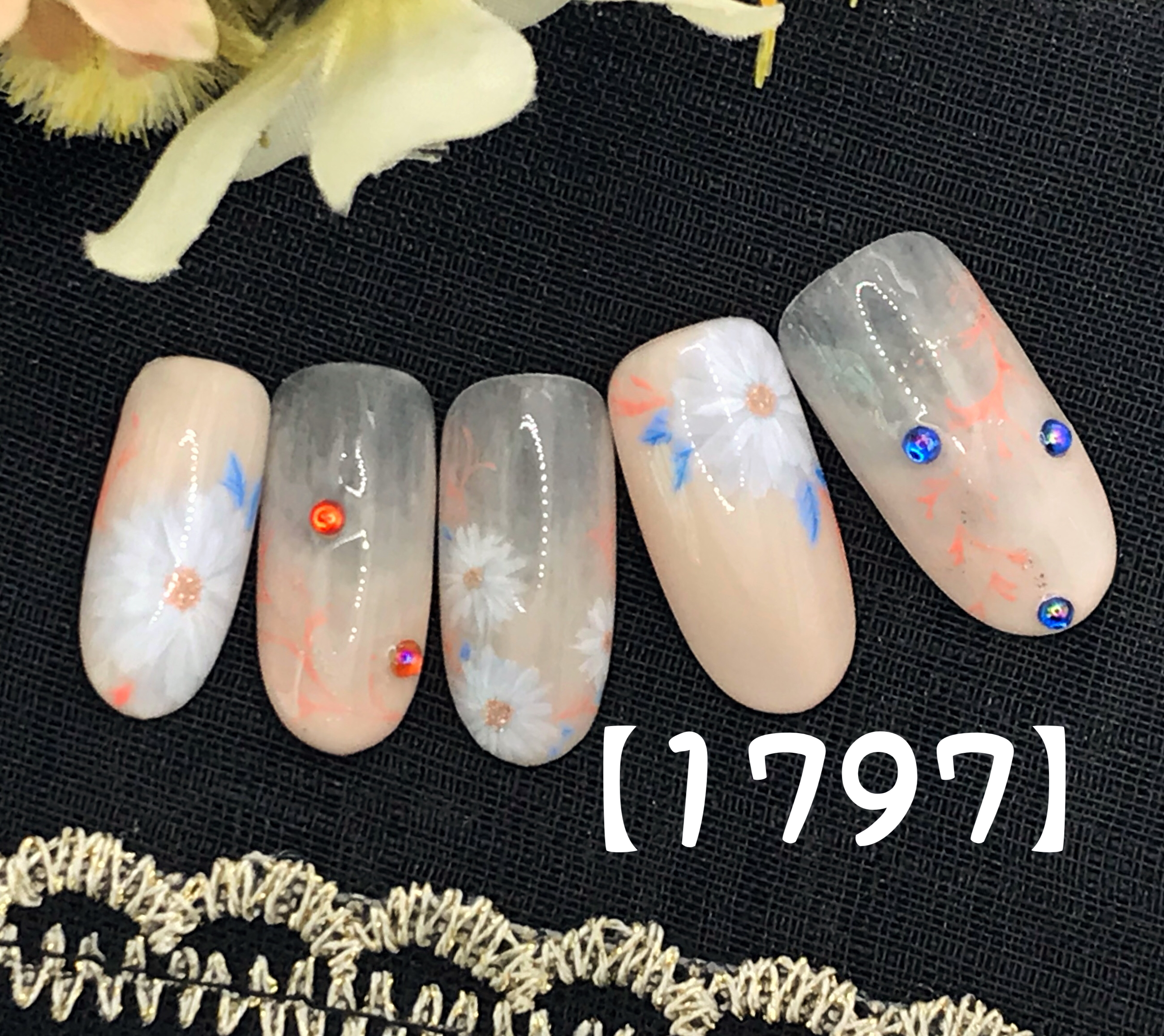 白い小花柄ネイル