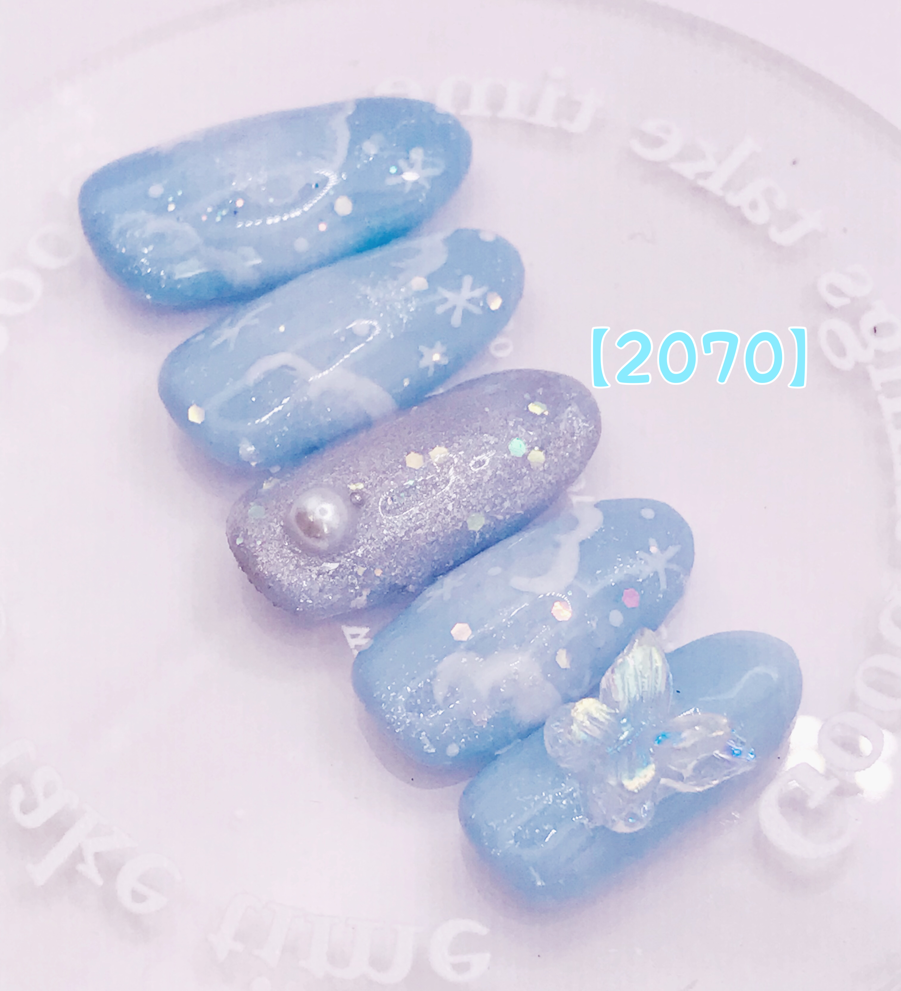 蝶が可愛いキラキラ空ネイル