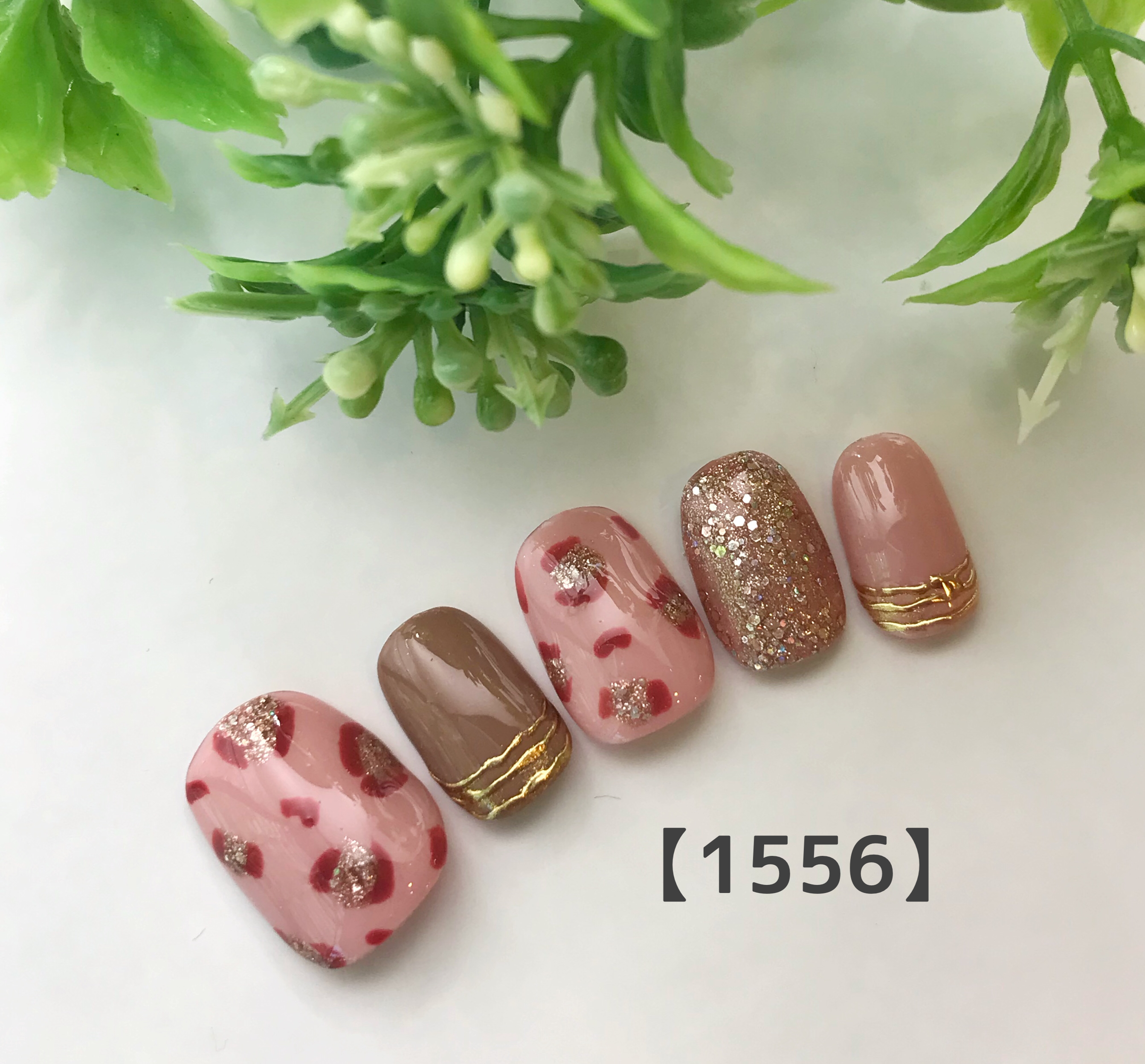 ピンクベージュレオパードネイル