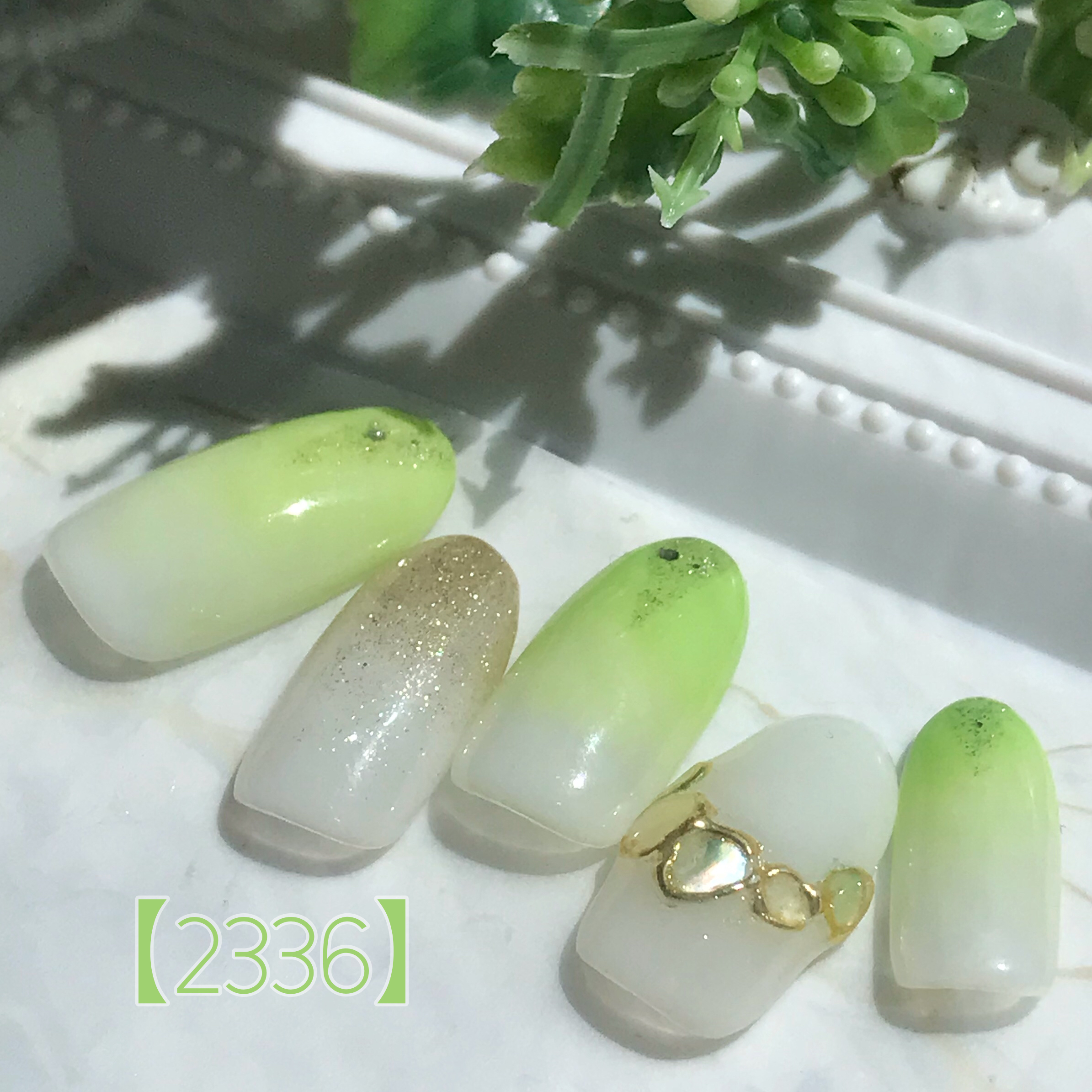 キラキラグリーンネイル