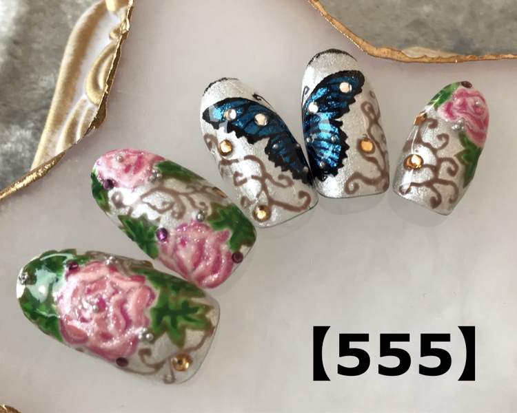 バラと蝶々の華やかネイル
