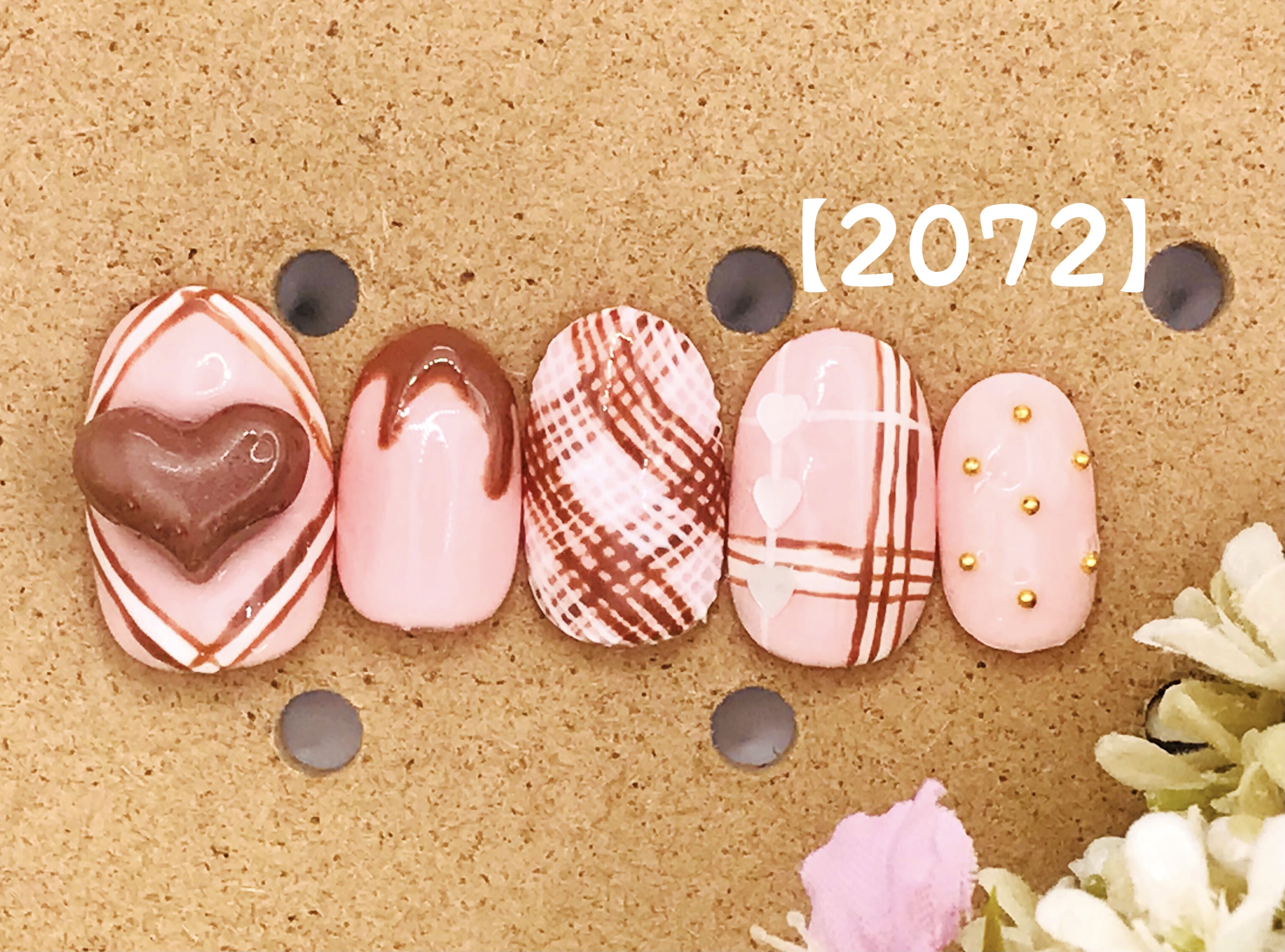 大きなハートのチョコレートネイル