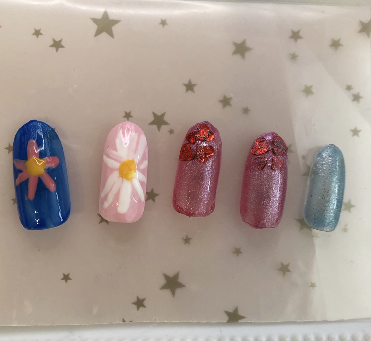 可愛いお花とハートマグネットネイル