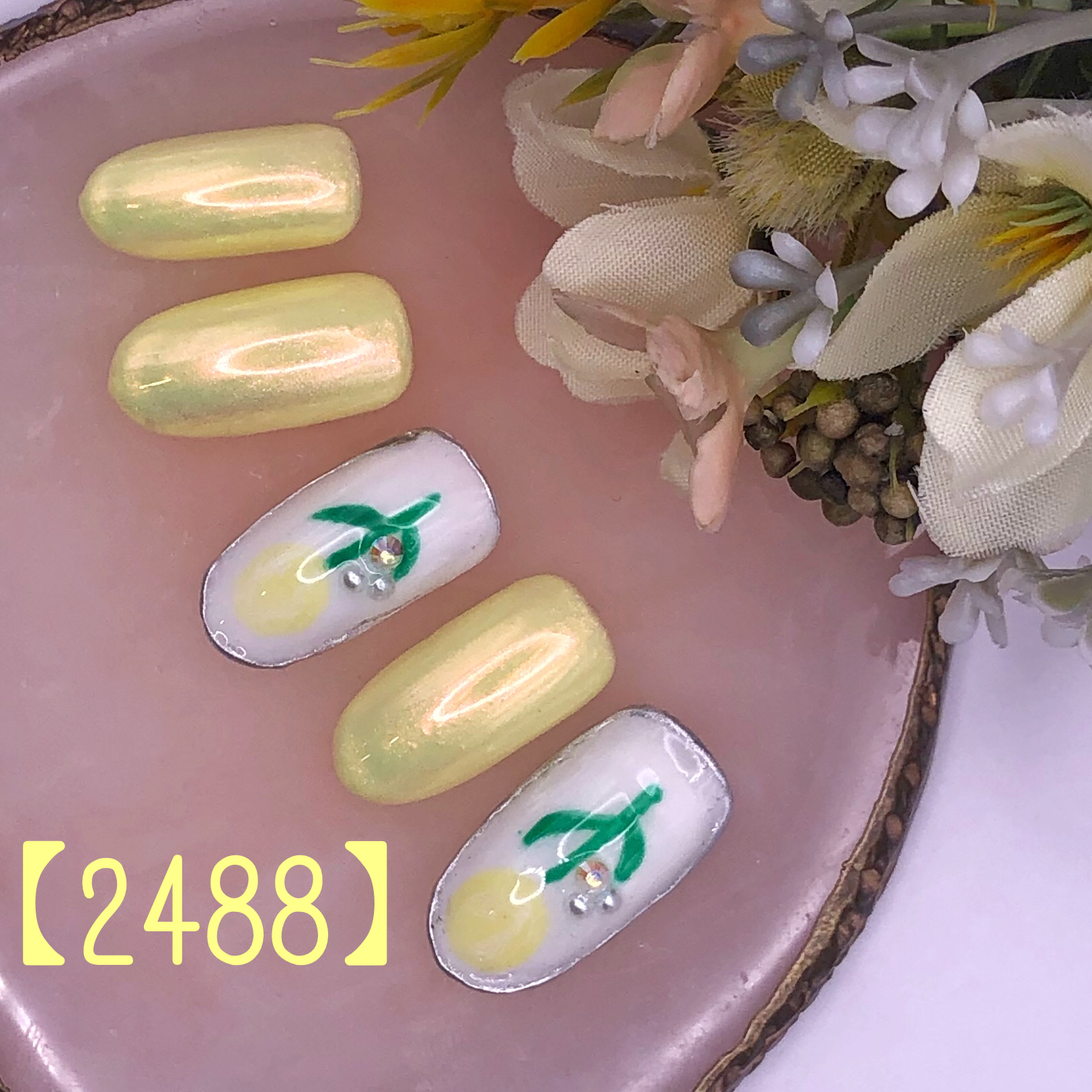 黄色のチューリップネイル