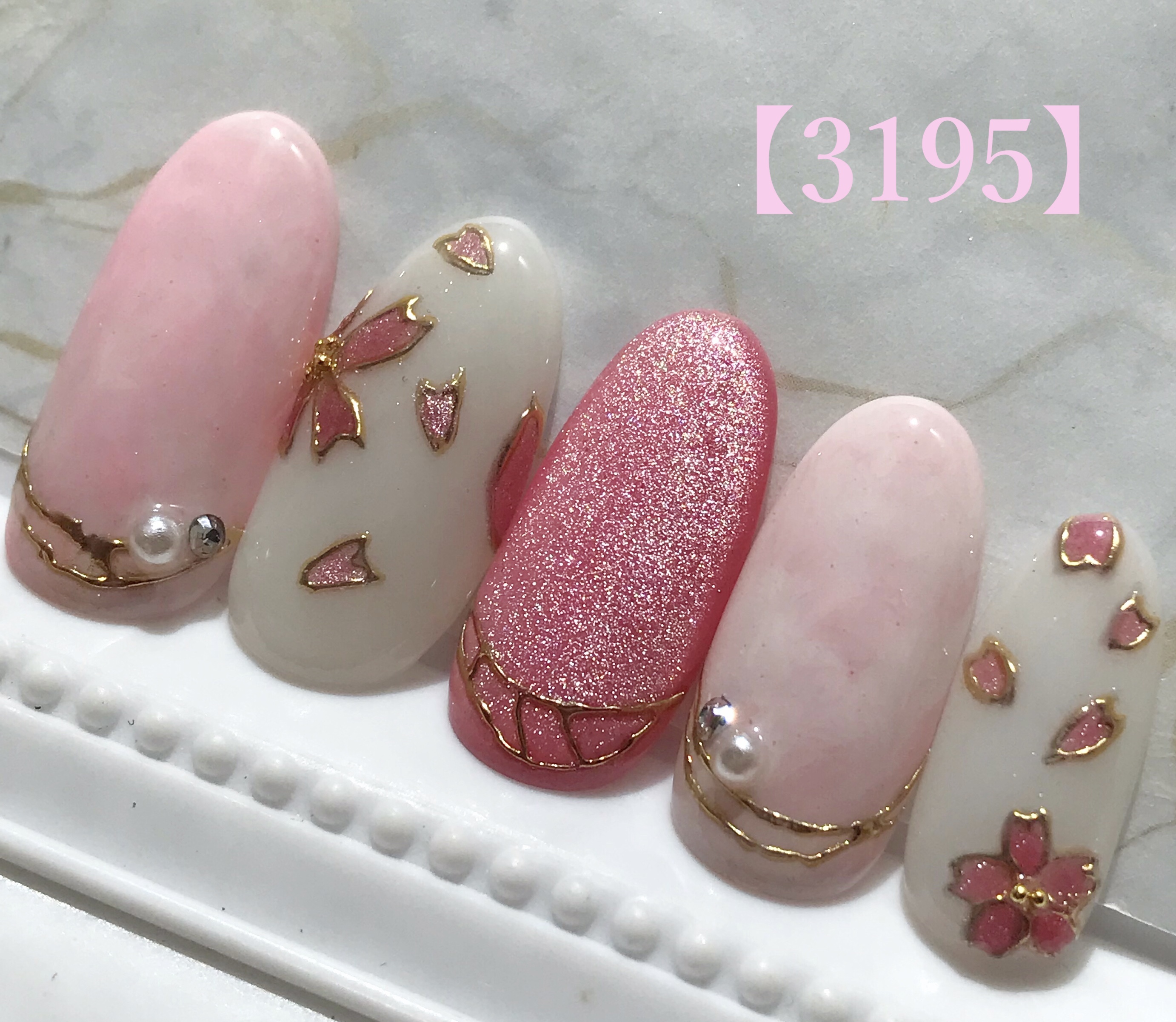 桜舞うキラキラネイル