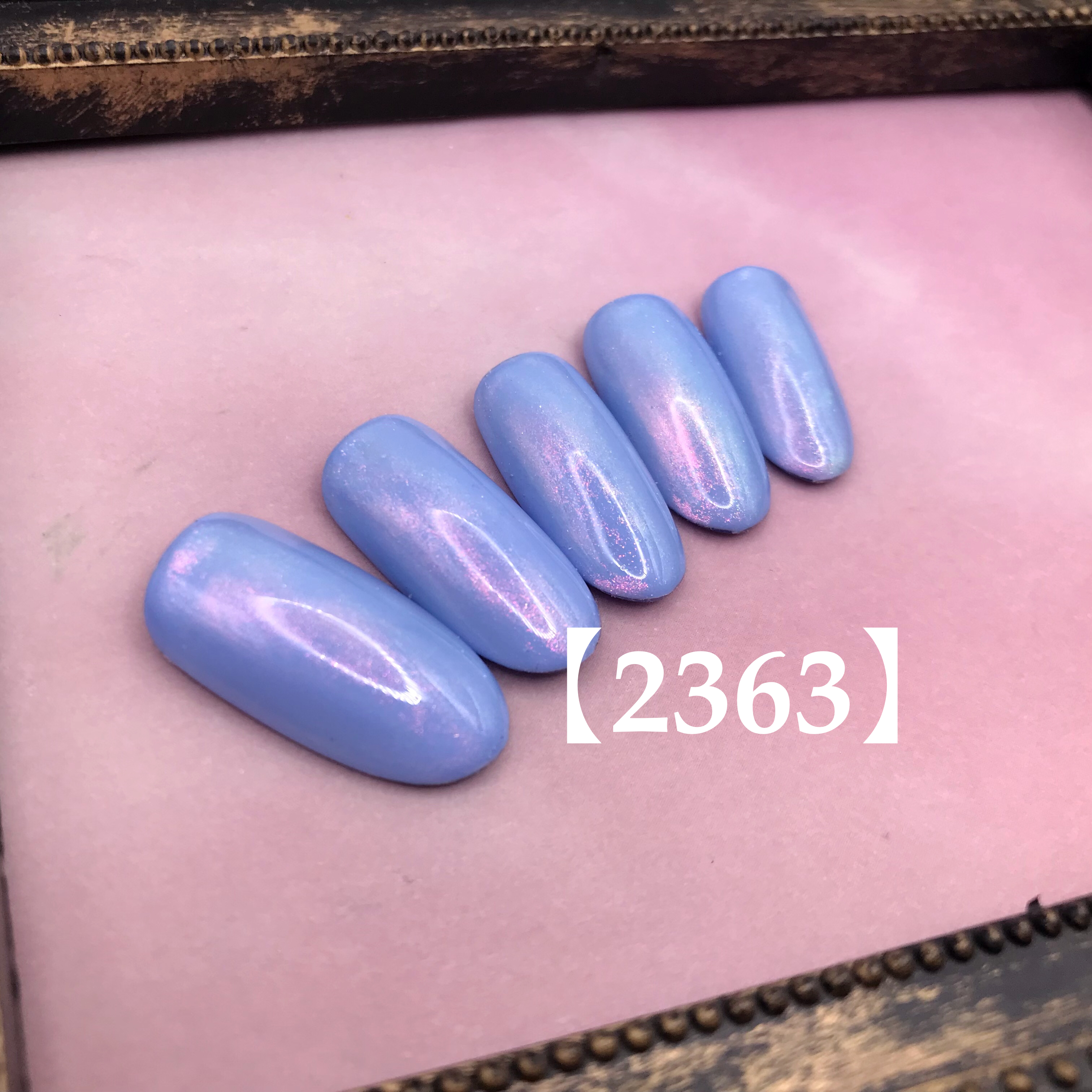 綺麗なブルーネイル