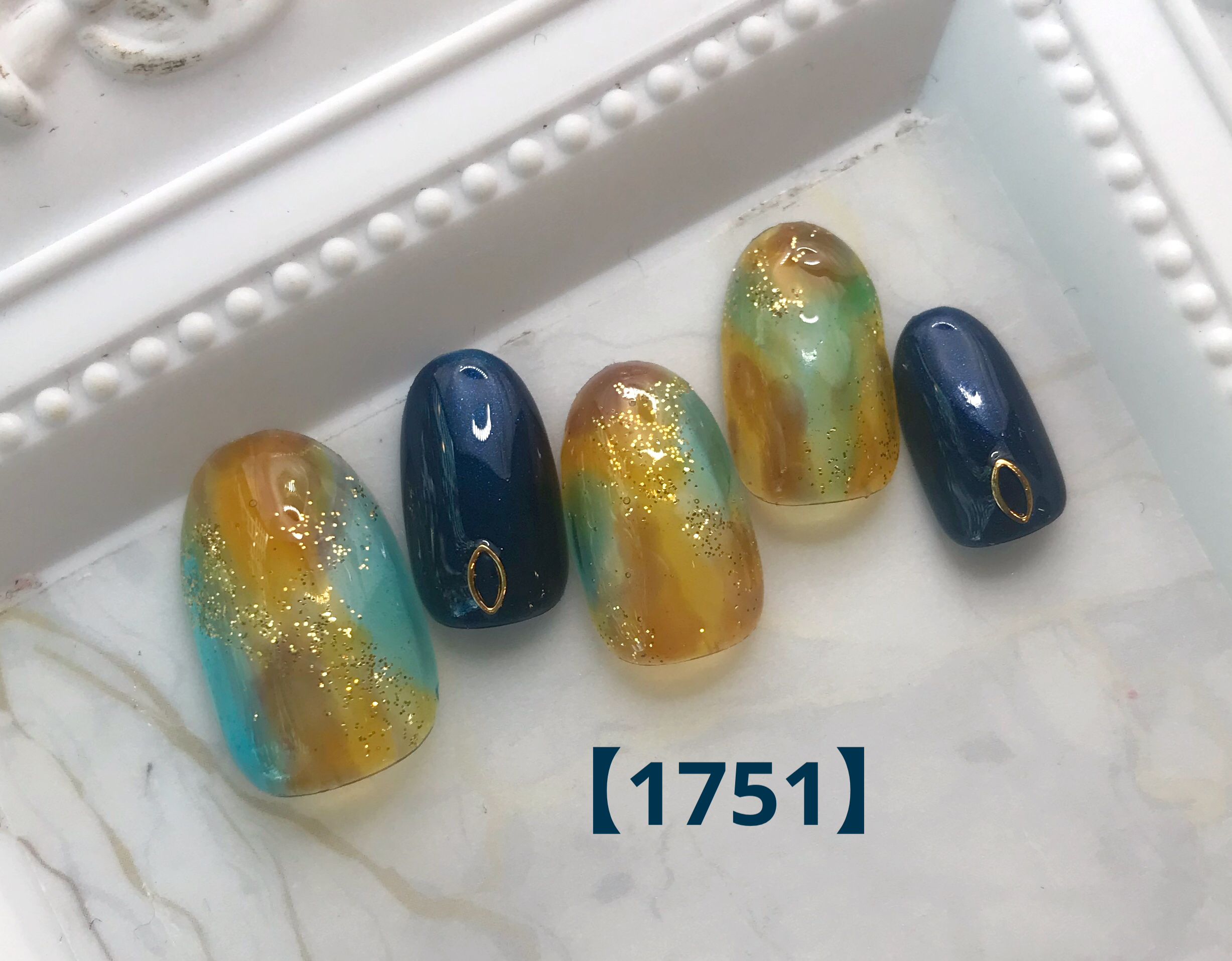 ブルーとアンバーネイル