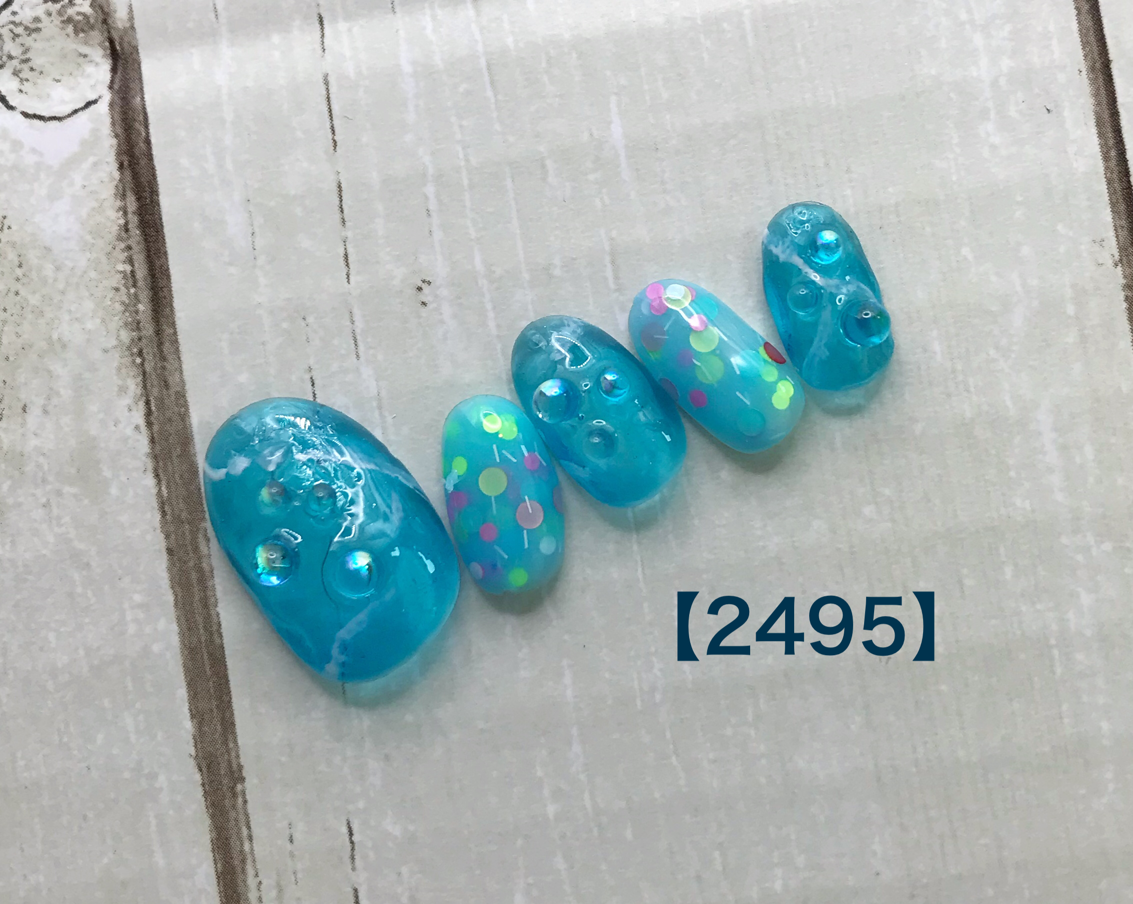 ポップな涼しげブルーネイル