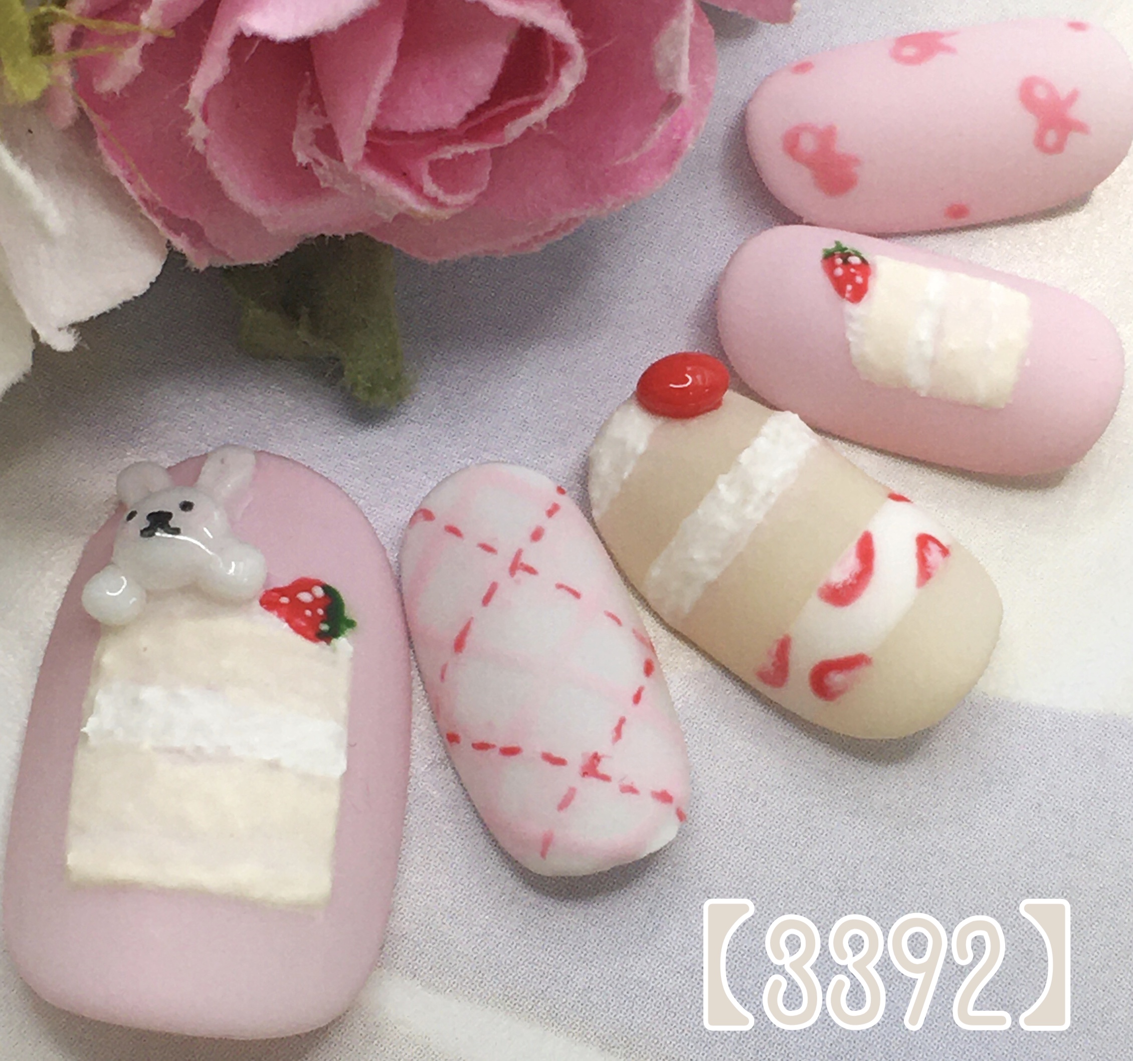 ケーキとうさぎちゃんネイル