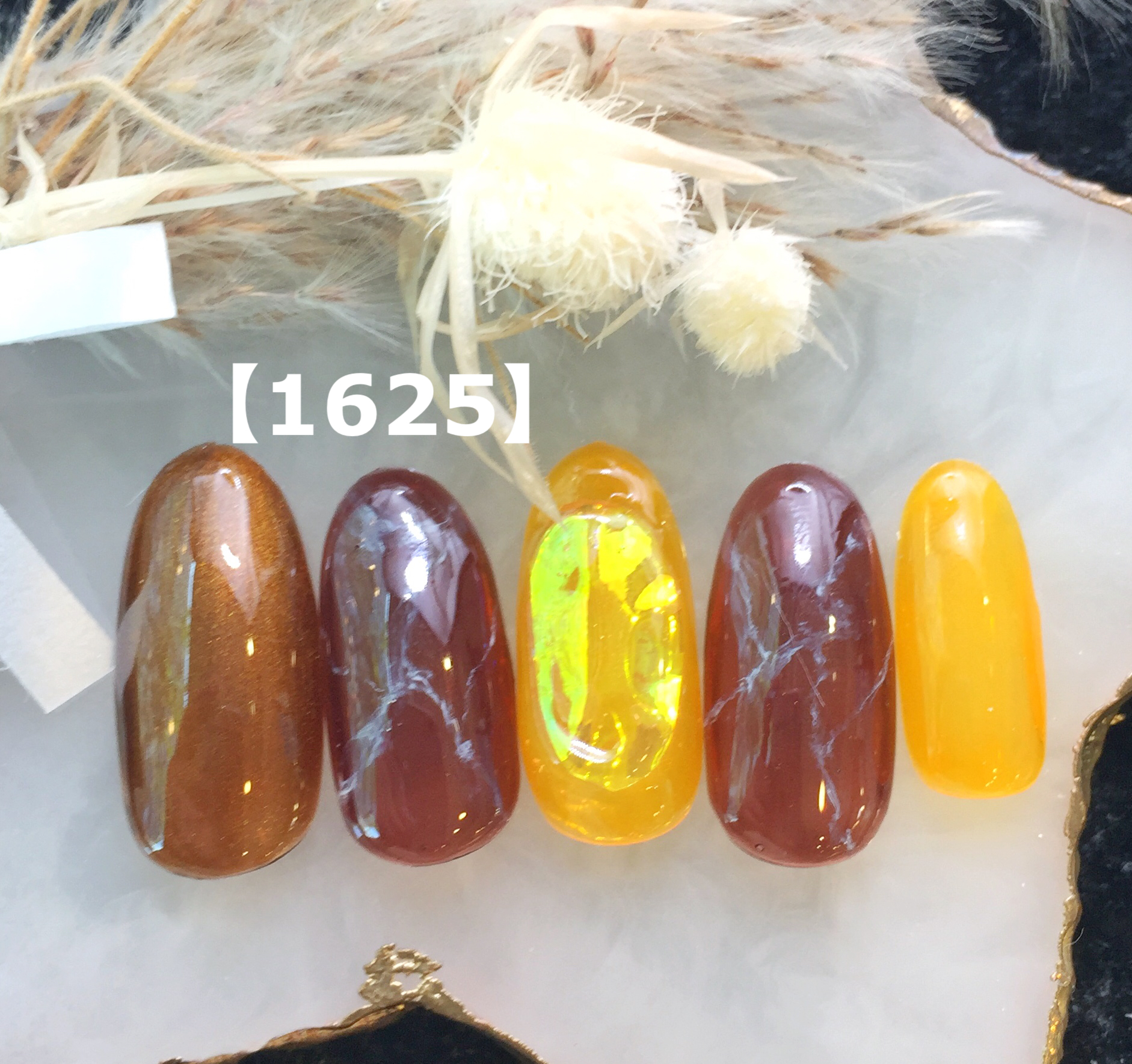 茶色の大理石風ネイル