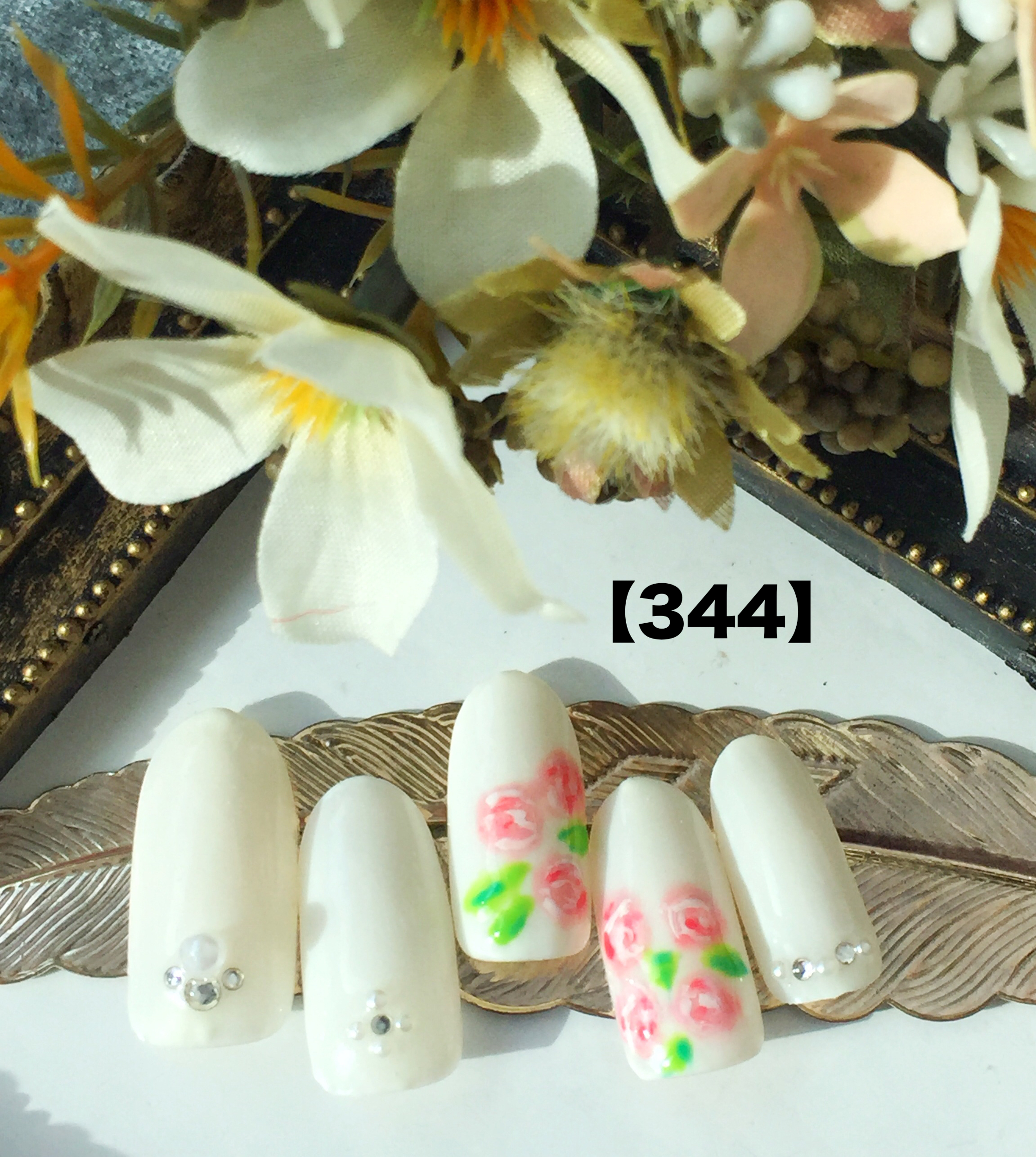 薔薇のホワイトネイル