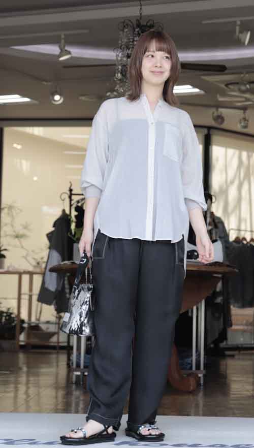 シアーシャツとステッチの効いたキュプラパンツ