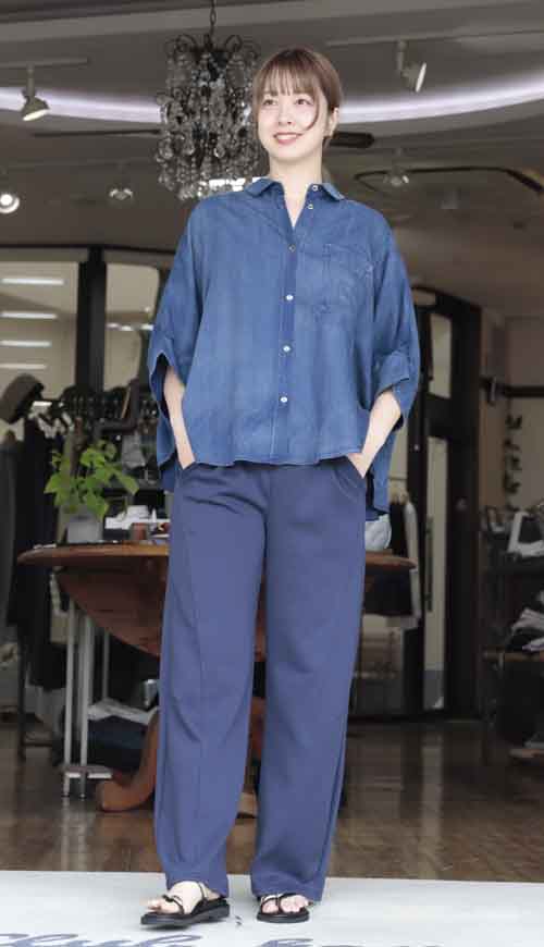 デイリーカジュアルに新「紺」活　デニムカラーシャツと人気のスエットパンツ