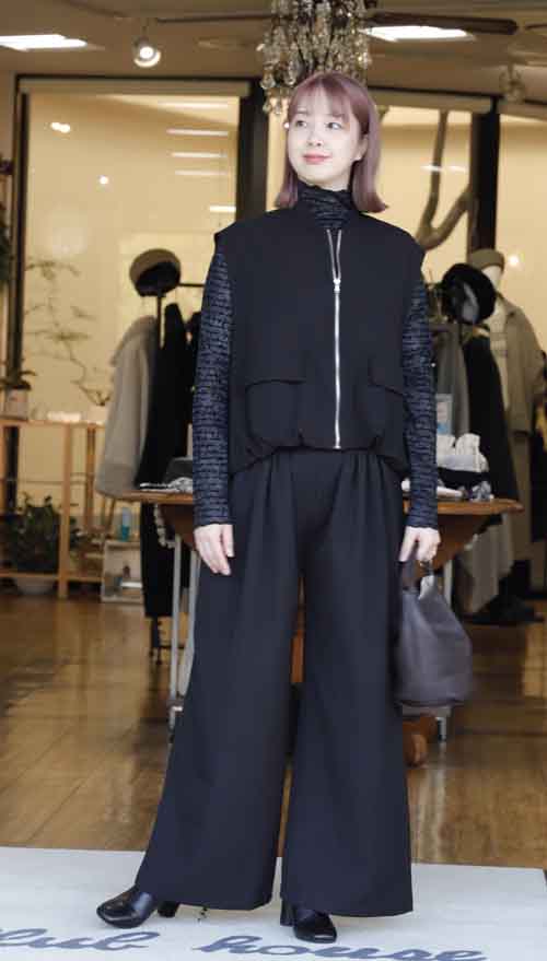 バルーンシルエットのベストとウエストプリーツのパンツ
