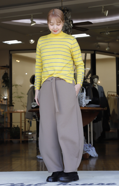 新着です！袖に釦やパール飾りのニット、あったか裏起毛のバレルパンツ