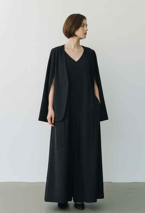 肩掛けスタイルに2wayジャケットとフレアーワンピース