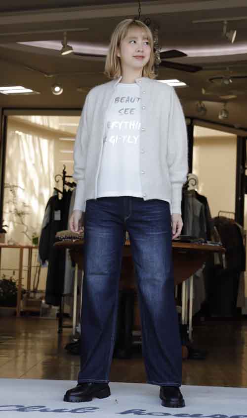 今年一年がんばった自分ご褒美おしゃれ　前後に着用できるパールボタンカーディガン