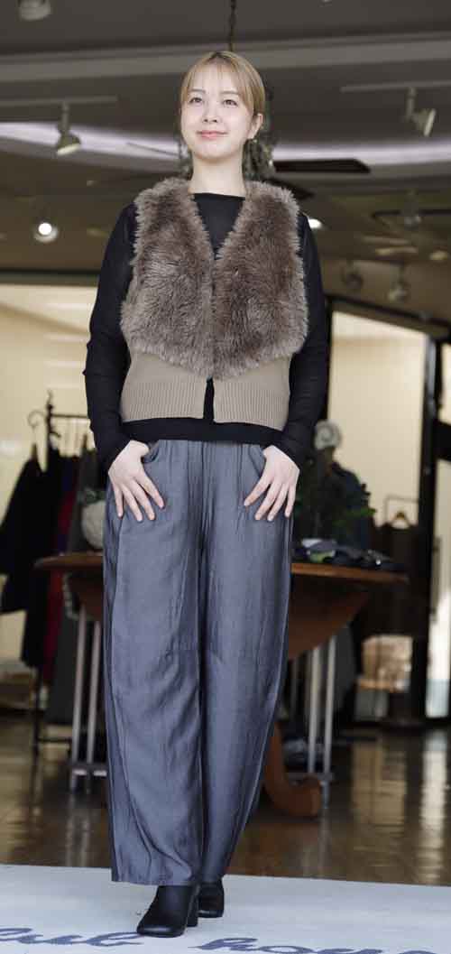 #好服美人　20250929　衿から前にファーのニットベスト　3カラー入荷