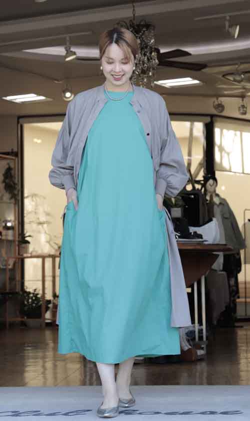 ひんやりの朝　シアーのコートとノースリーブワンピース