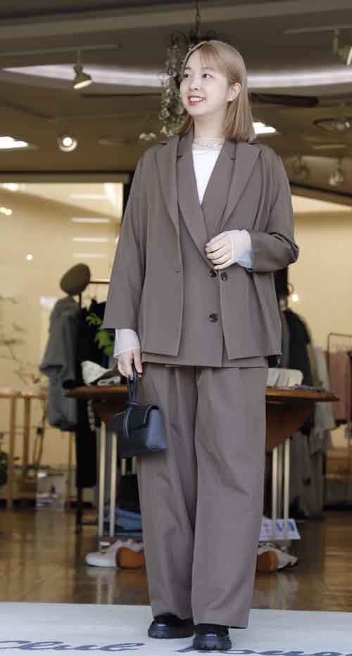 背中にデザインのジャケットとタックプリーツパンツのセットアップスーツ３カラー揃いました