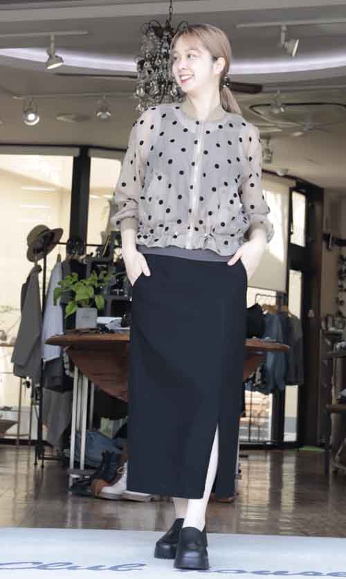 フロッキードットのシアーブルゾンとバリ楽ロングタイトスカート