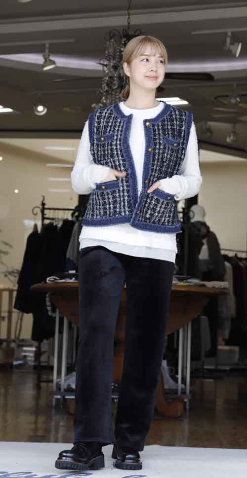 チェックプリントのもちもち伸び伸びベストはデニムコンビ