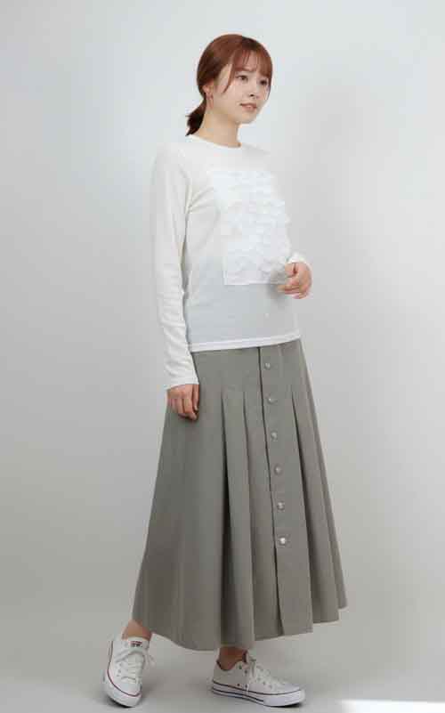 胸元にテープフリルのテレコTと裾プリーツスカート