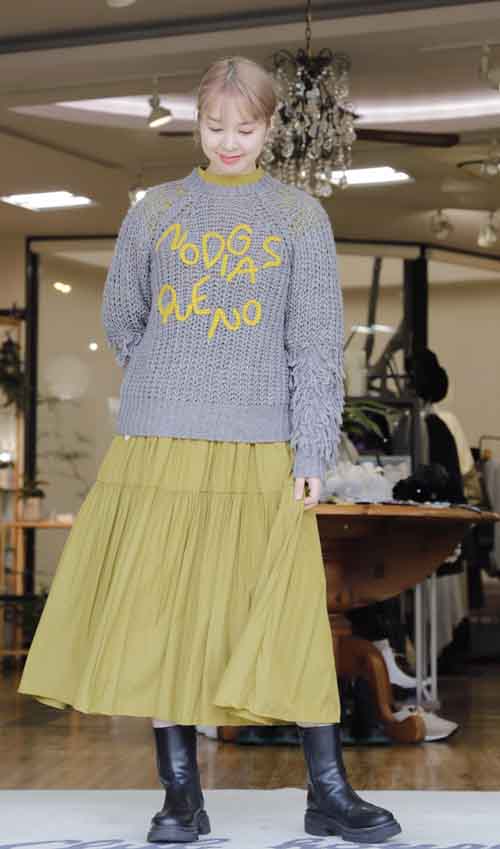 いいお天気の大晦日　イエローワンピースとイエローロゴのニット